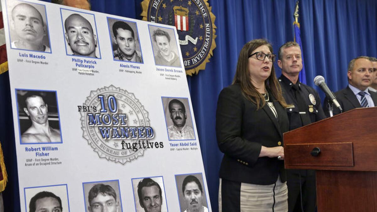 La directora adjunta del FBI, Deirdre Fike (izquierda), y el comandante de policía Todd Chamberlain (segundo desde la izquierda) anuncian la inclusión de Philip Patrick Policarpio en la lista de los ’10 más buscados’, durante una conferencia de prensa en Los Ángeles, el 19 de mayo pasado.