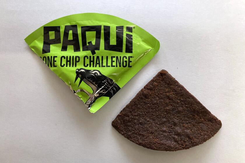 ARCHIVO - Una fritura del “One Chip Challenge” de Paqui es mostrada en Boston, el viernes 8 de septiembre de 2023. (AP Foto/Steve LeBlanc, archivo)