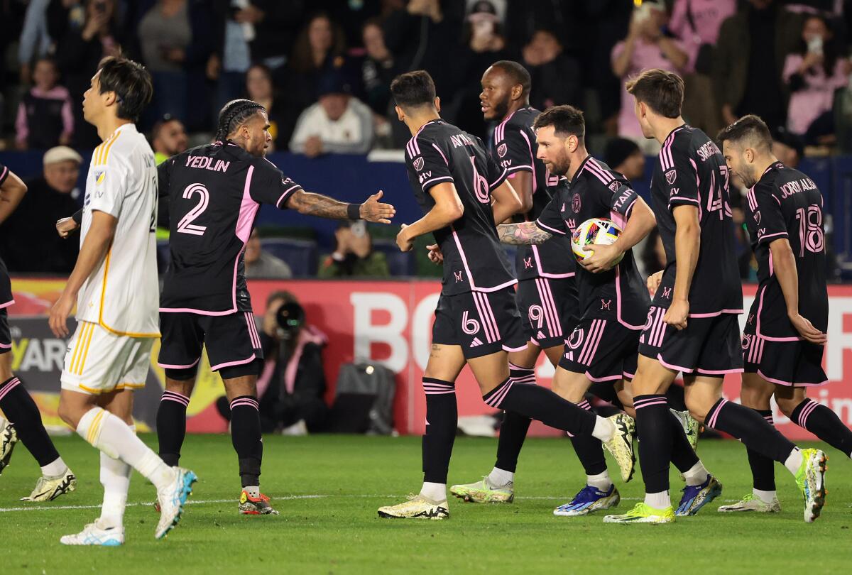 Lionel Messi de l'Inter Miami, tenant le ballon, célèbre son but égalisateur contre le Galaxy.