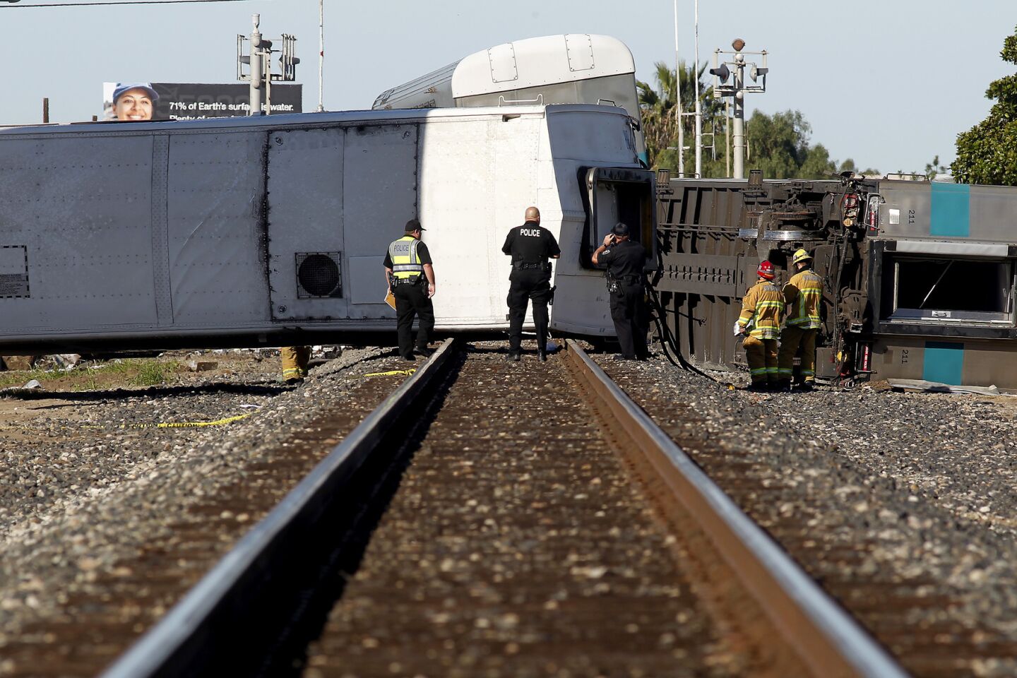 Metrolink train derails in Oxnard