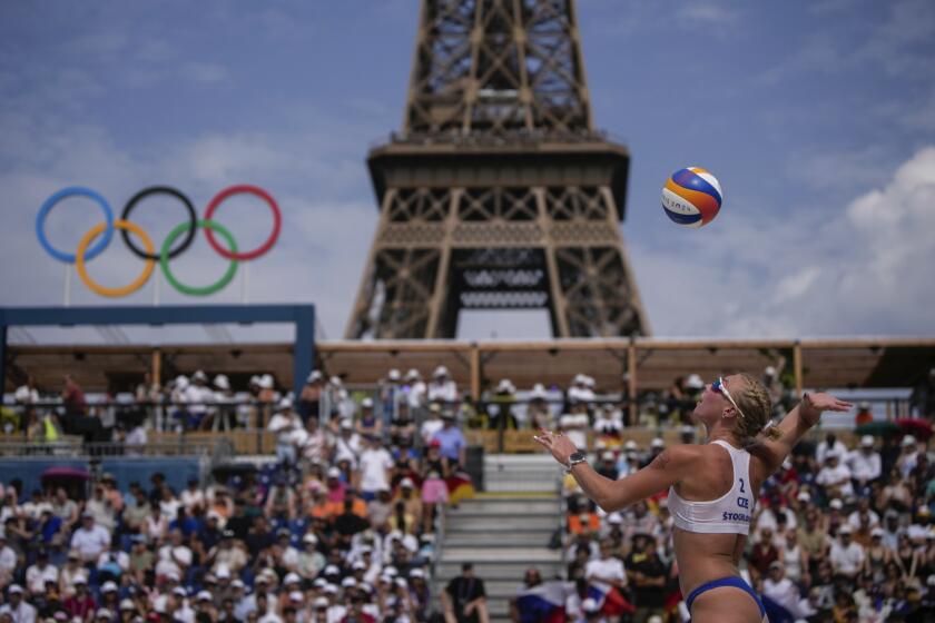 La checa Marie-Sara Stochlova realiza un saque durante un encuentro de voleibol de playa de los Juegos Olímpicos ante Alemania, en el Estadio de la Torre Eiffel, el miércoles 31 de julio de 2024 (AP Foto/Louise Delmotte)
