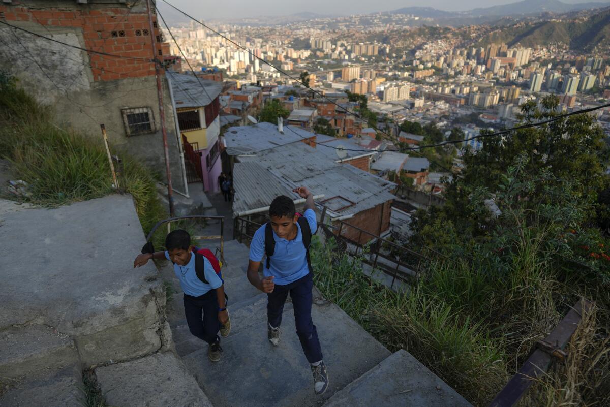 Dos niños ascienden por unas escaleras en el vecindario de Catia, el miércoles 1 de marzo de 2023,
