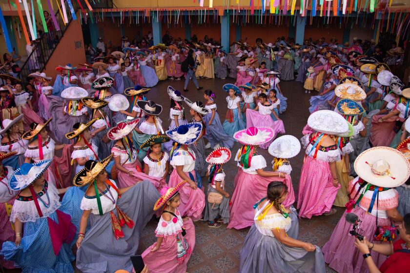 Mujeres indígenas bailan en sur de México por el Día de la Candelaria