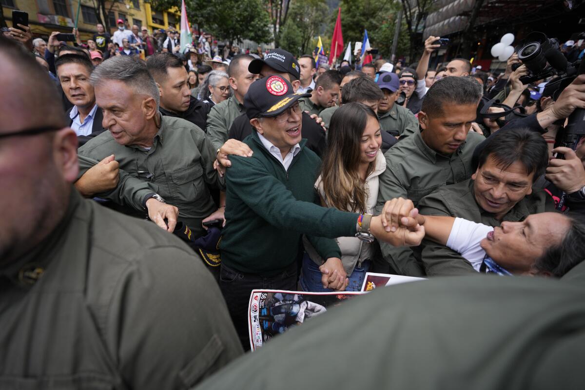 El presidente colombiano Gustavo Petro saluda a sus seguidores 