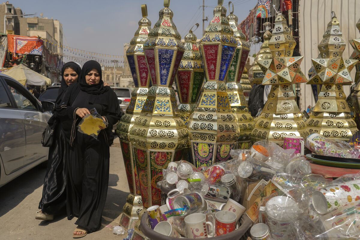 Unas mujeres compran lámparas tradicionales en el mercado de Sayyeda Zeinab 