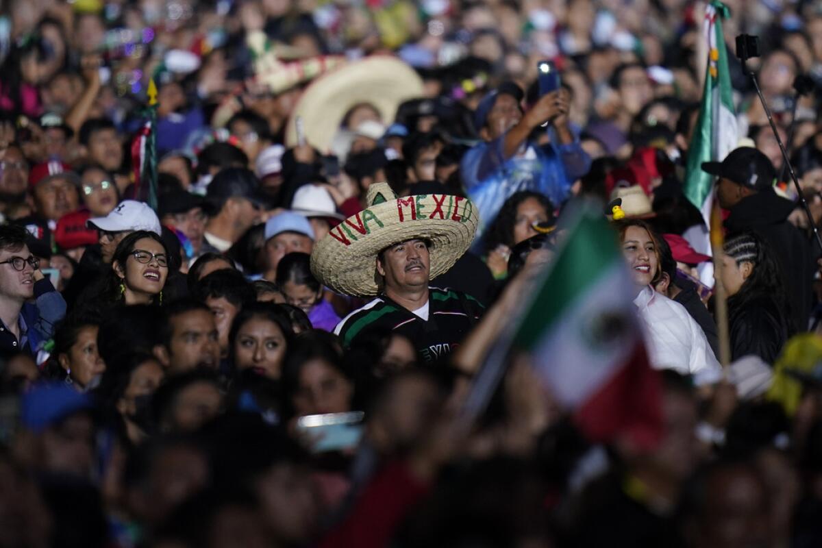 Una multitud se congrega en el Zócalo 