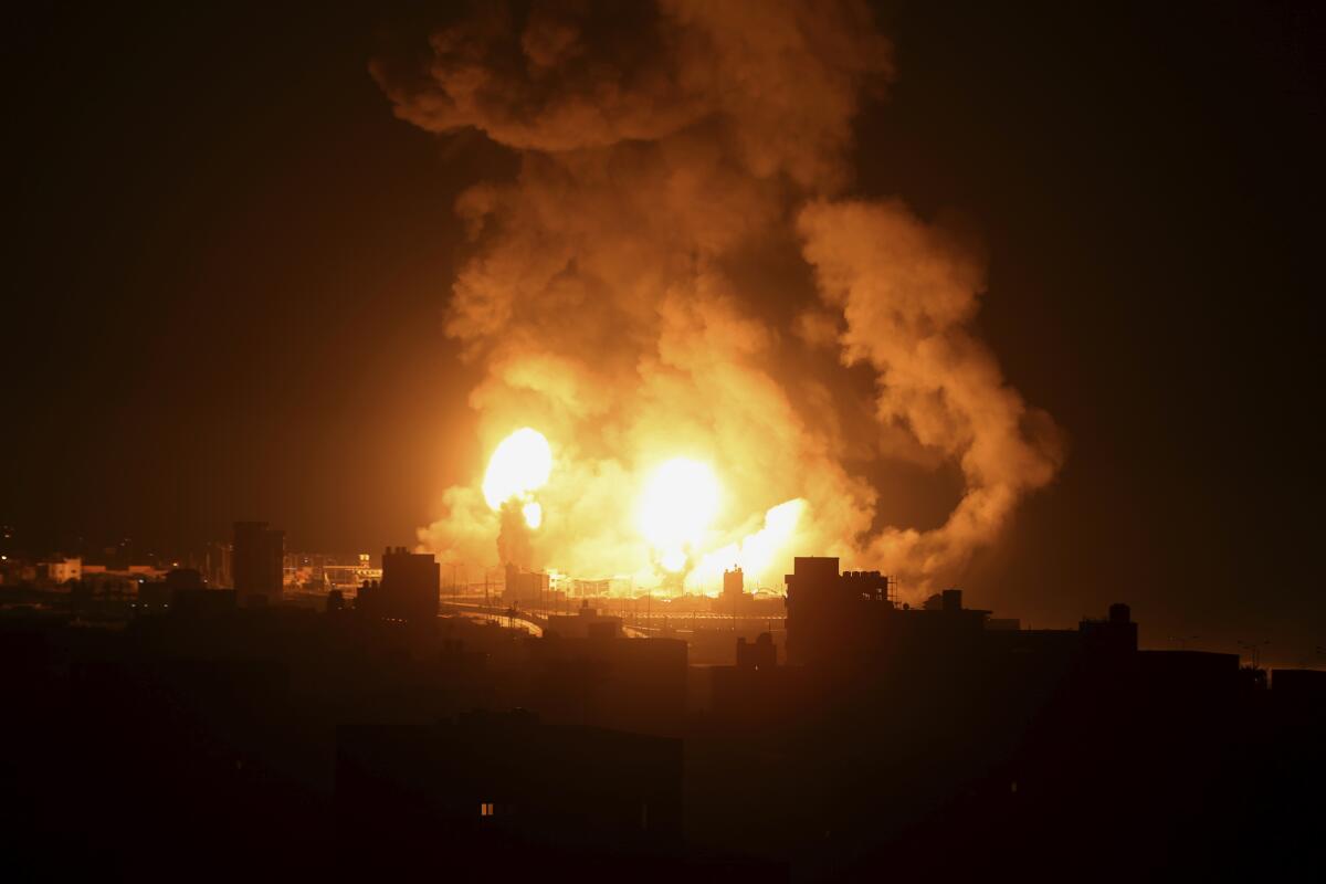 Esta foto del 16 de julio del 2022 muestra una explosión causada por ataques aéreos de Israel 
