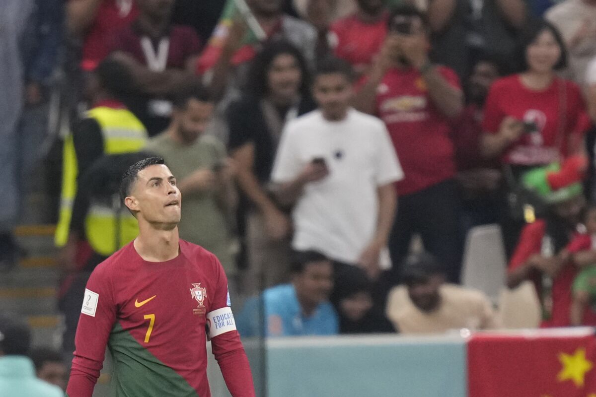 Cristiano Ronaldo, de Portugal, mira hacia arriba durante el encuentro mundialista ante Suiza,