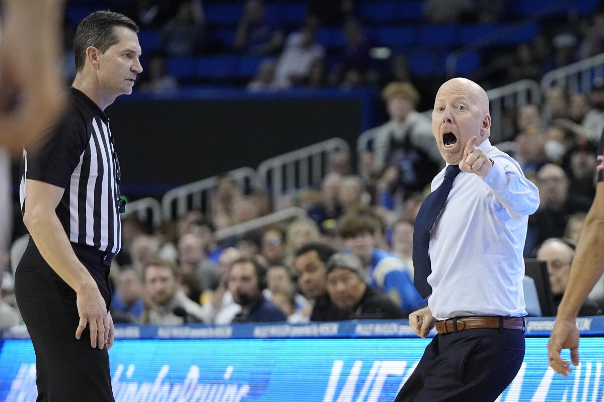 L'allenatore dell'UCLA Mick Cronin, a destra, urla contro un arbitro durante la prima metà della sconfitta dei Bruins contro la California sabato sera.