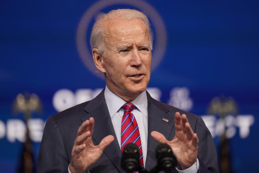 El presidente electo Joe Biden habla sobre el empleo el viernes 4 de diciembre de 2020 en el teatro The Queen, en Wilmington, Delaware. (AP Foto/Andrew Harnik)