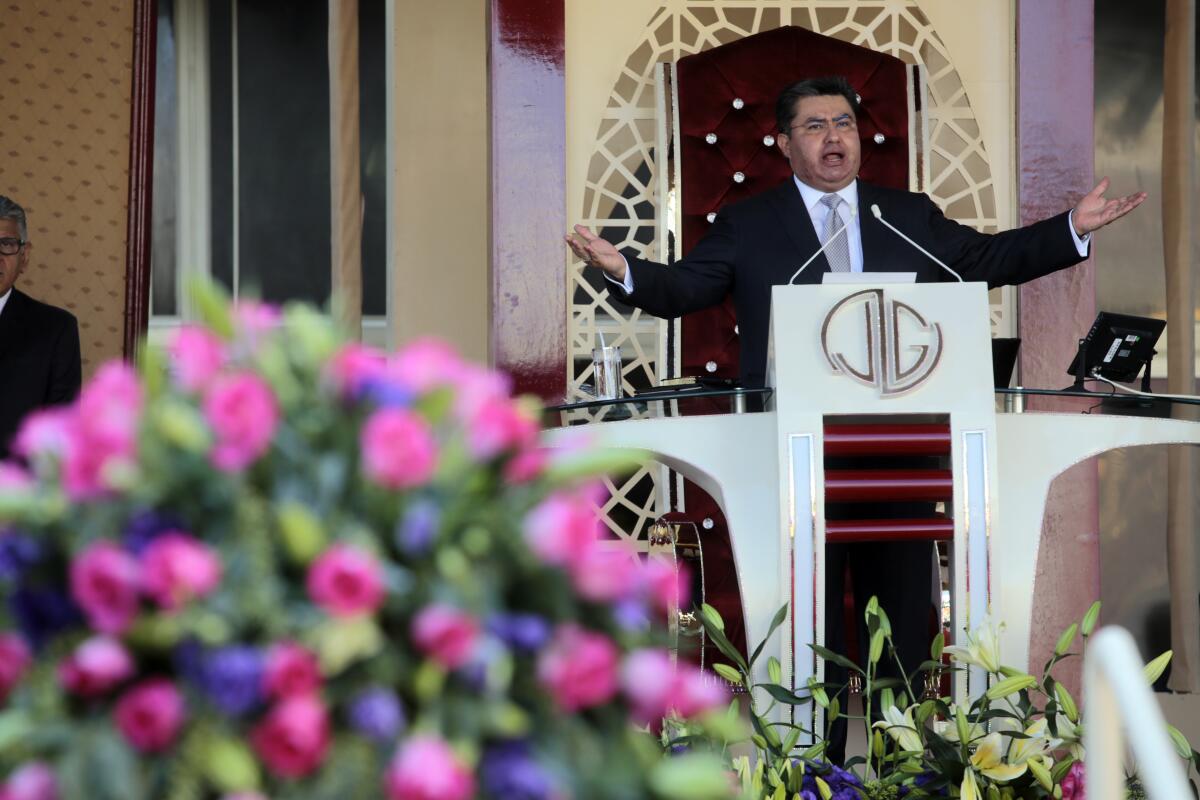 Naasón Joaquín García encabeza un servicio religioso en su iglesia La Luz del Mundo el 9 de agosto de 2018, en Guadalajara