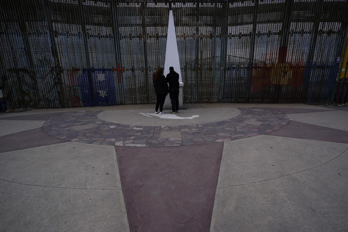  Dos personas observan el monumento en el Parque de la Amistad