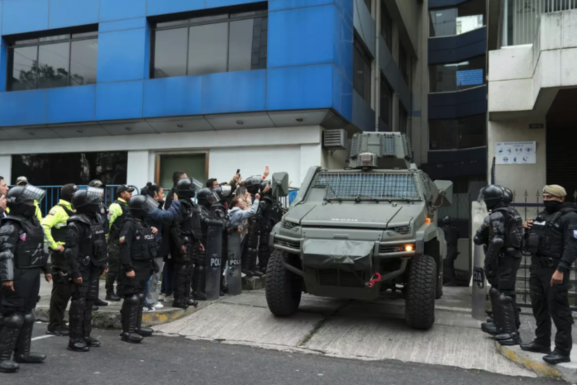 Un vehículo militar transporta al exvicepresidente ecuatoriano 