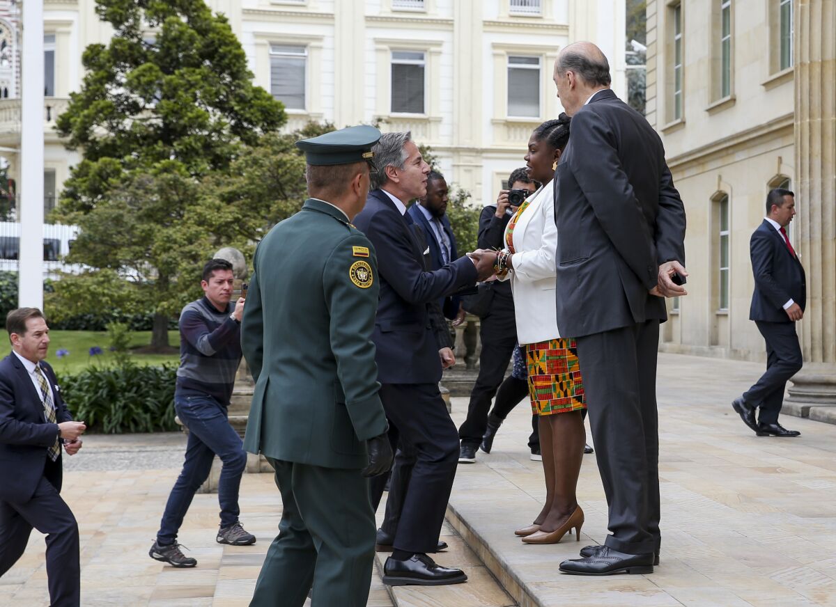 El Secretario de Estado de Estados Unidos, Antony Blinken, es recibido por la vicepresidenta de Colombia, Francia Márquez, en el Palacio Presidencial en Bogotá, Colombia, el lunes 3 de octubre de 2022. (Luisa González/Pool vía AP)
