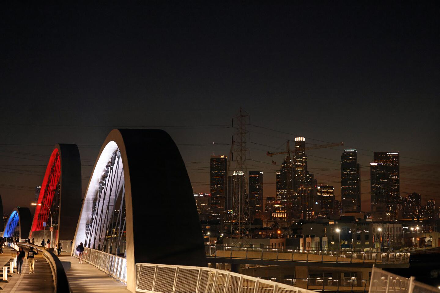 115627-la-me-bridge-lighting-178.jpg