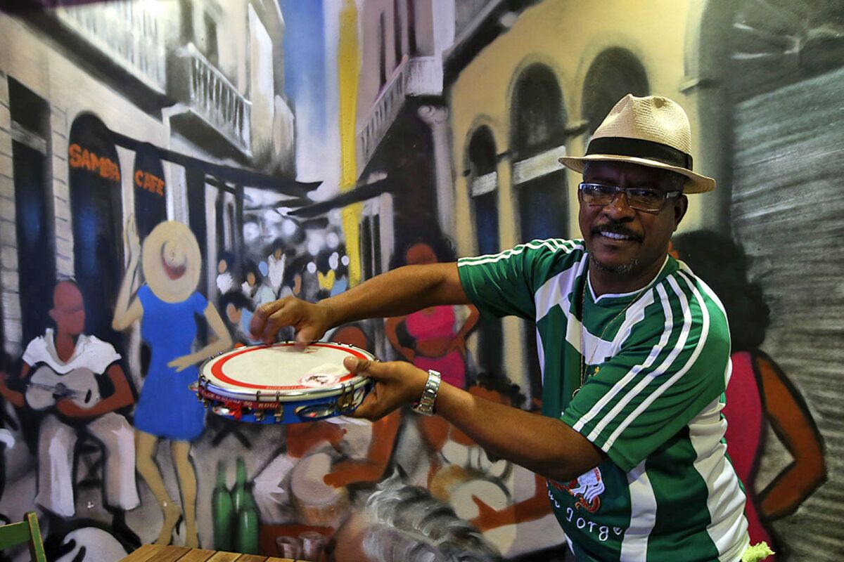 Un brasileño demuestra en un bar de Río de Janeiro que la samba todavía es joven y tiene mucho futuro por delante.