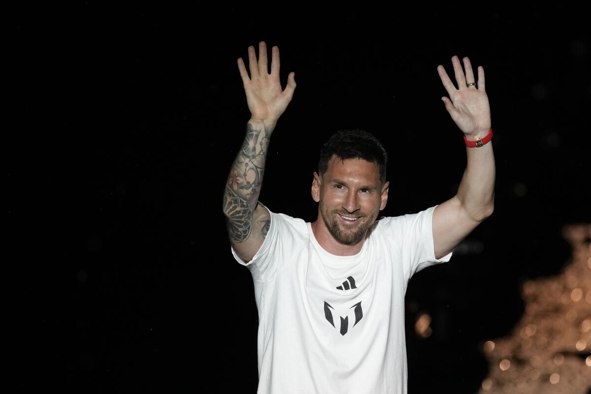 Lionel Messi saluda a los hinchas durante su presentación como jugador del Inter Miami