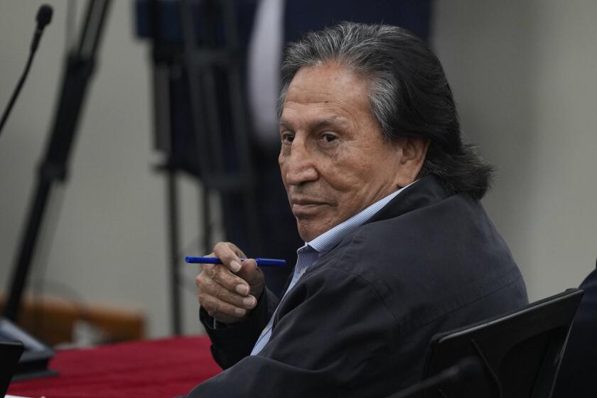 El expresidente peruano Alejandro Toledo asiste a una sesión judicial donde el juez fallará en su caso de corrupción en Lima, Perú, el lunes 21 de octubre de 2024. (AP Foto/Guadalupe Pardo)