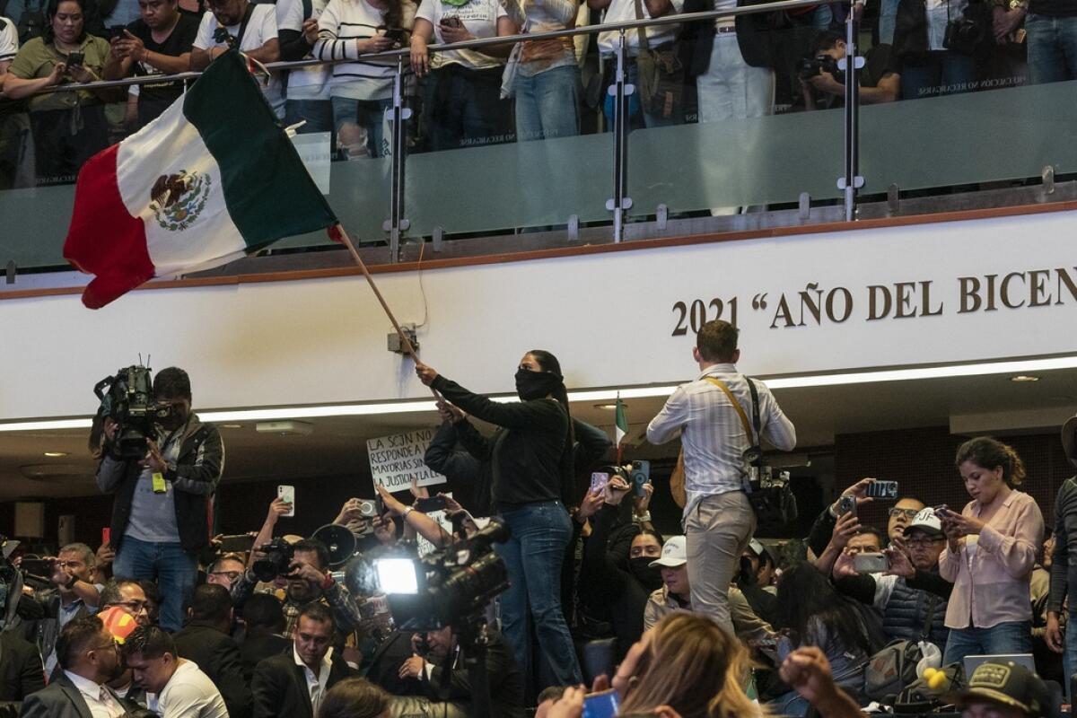 Manifestantes interrumpen una sesión 