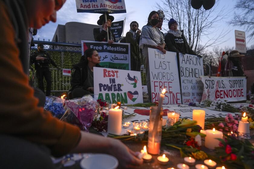 Personas encienden veladoras durante una vigilia para conmemorar al aviador Aaron Bushnell afuera de la embajada israelí en Washington el lunes 26 de febrero de 2024. Bushnell murió a causa de las heridas que sufrió tras prenderse fuego afuera de la embajada.