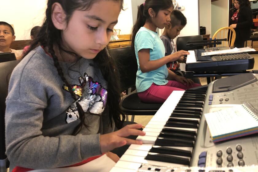 Niñas y niños acuden cada sábado a las instalaciones de Misiones de Amor, en donde reciben clases de piano y guitarra de forma gratuita.