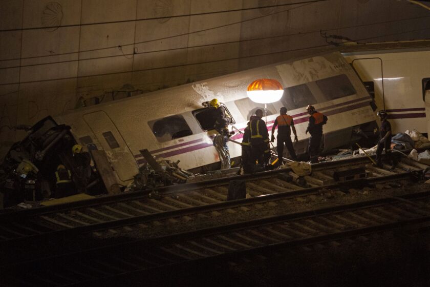 Socorristas trabajan en el lugar donde se descarriló un tren en Santiago de Compostela, España, el jueves 25 de julio de 2013, dejando 80 personas muertas. (Foto AP/ Lalo Villar, Archivo)