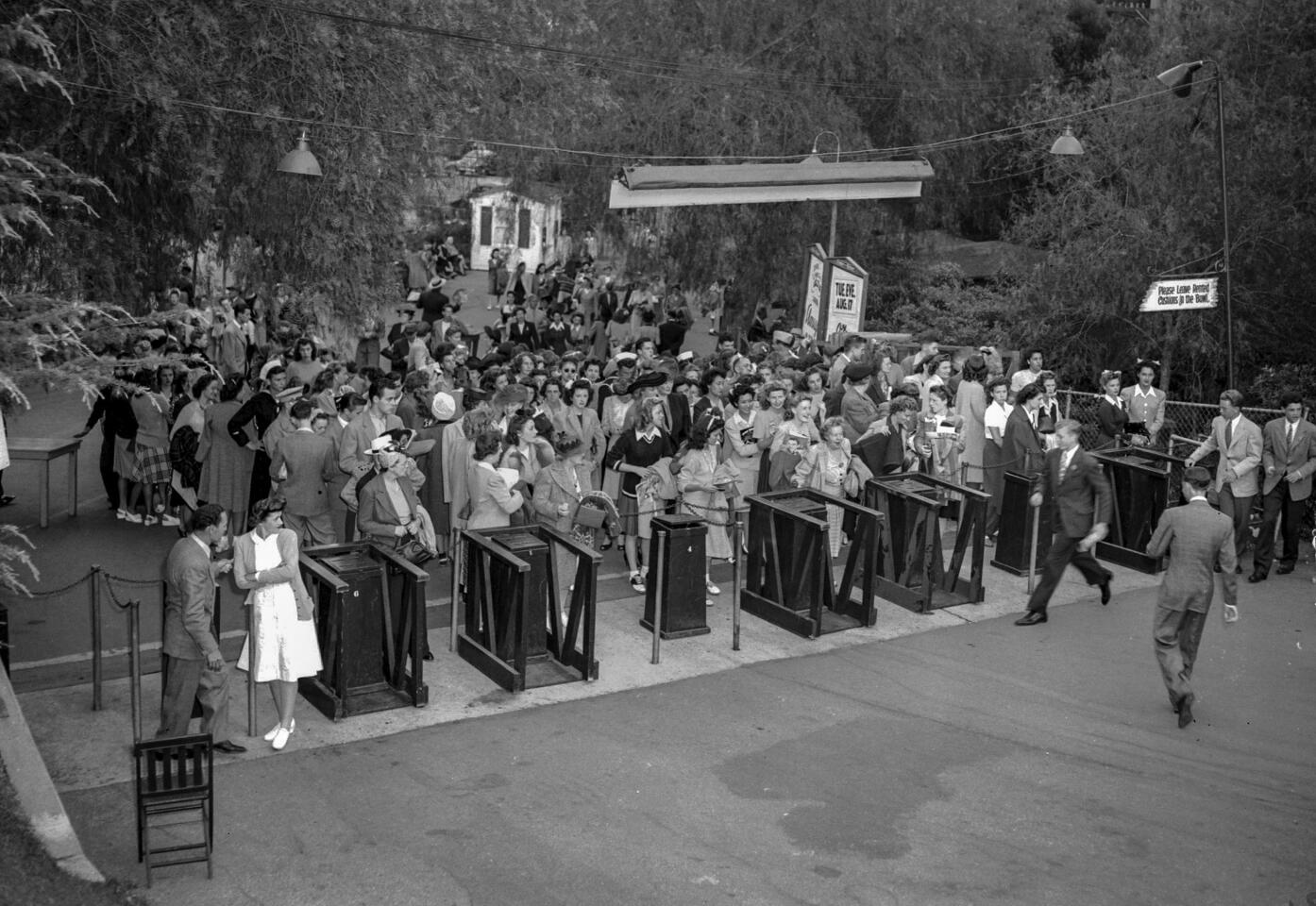 Aug. 14, 1943: Arrival of crowd at Hollywood Bowl for Frank Sinatra performance.