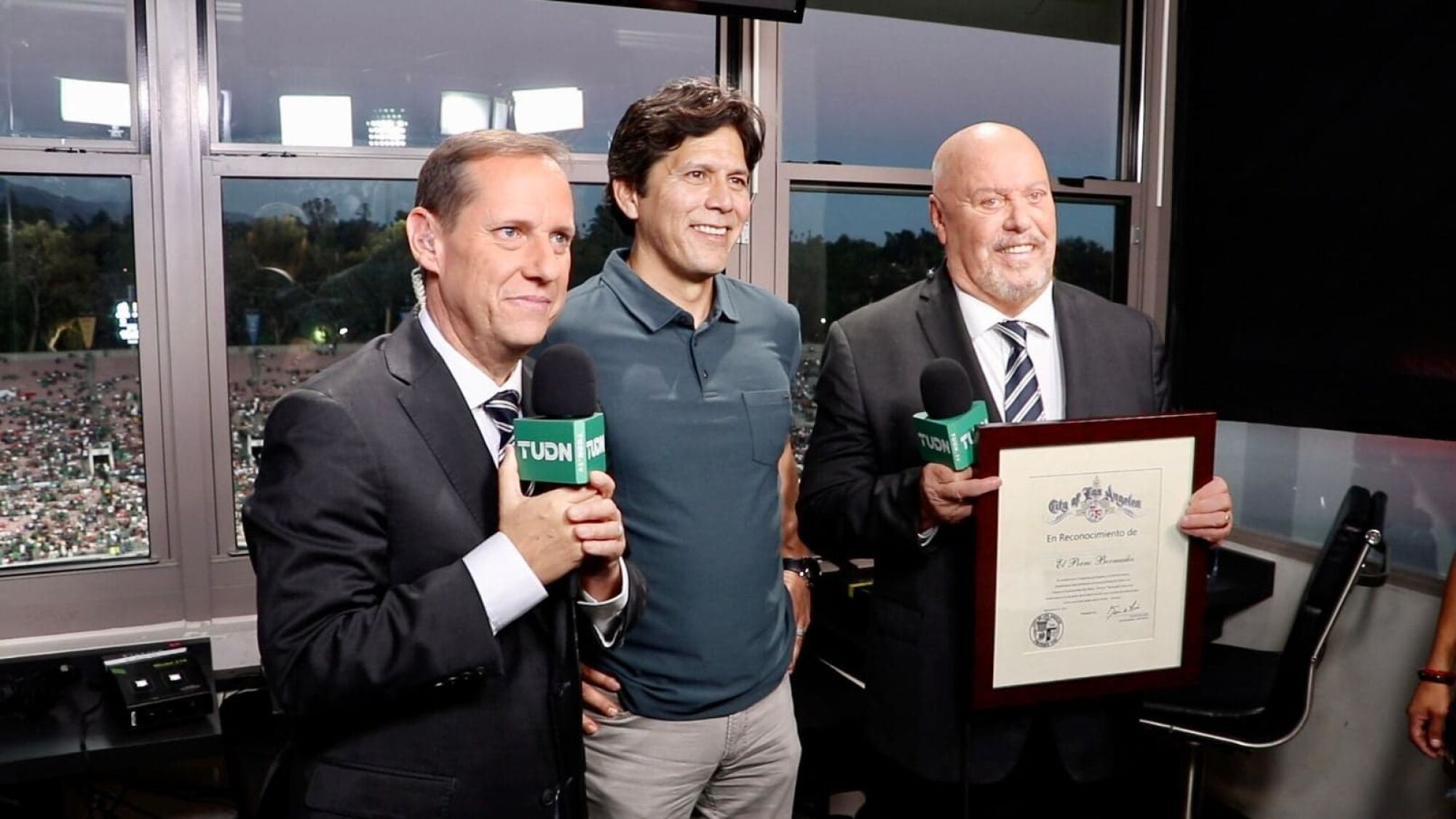 Enrique Bermúdez recibe reconocimiento del Ayuntamiento de Los Ángeles.