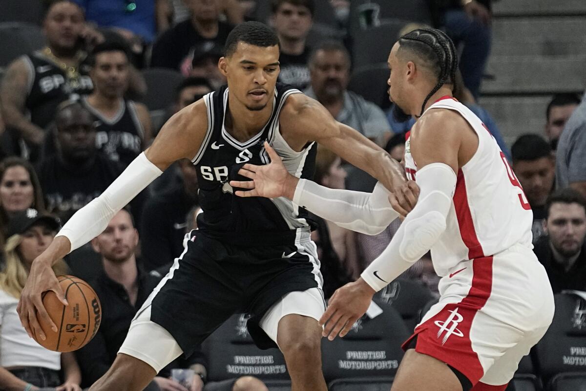 Shai Gilgeous-Alexander Leads Team Effort in Win Over Spurs