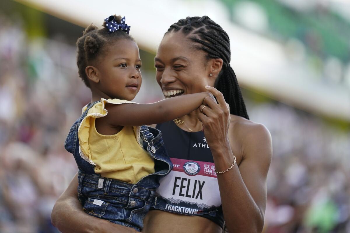 Allyson Felix festeja tras quedar segunda en el campeonato de Estados Unidos, clasificatorio a los Juegos Olímpicos.
