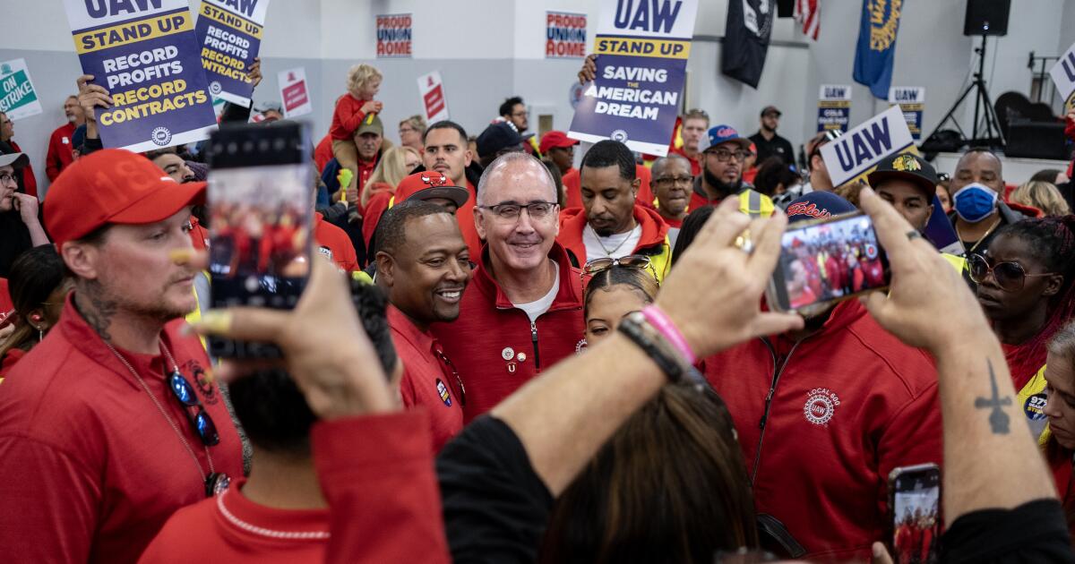 Column: The UAW sends a lightning bolt into anti-union states with a huge victory at a VW plant