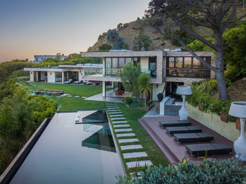 Hot Property Football S Reggie Bush Lists His Home Field In