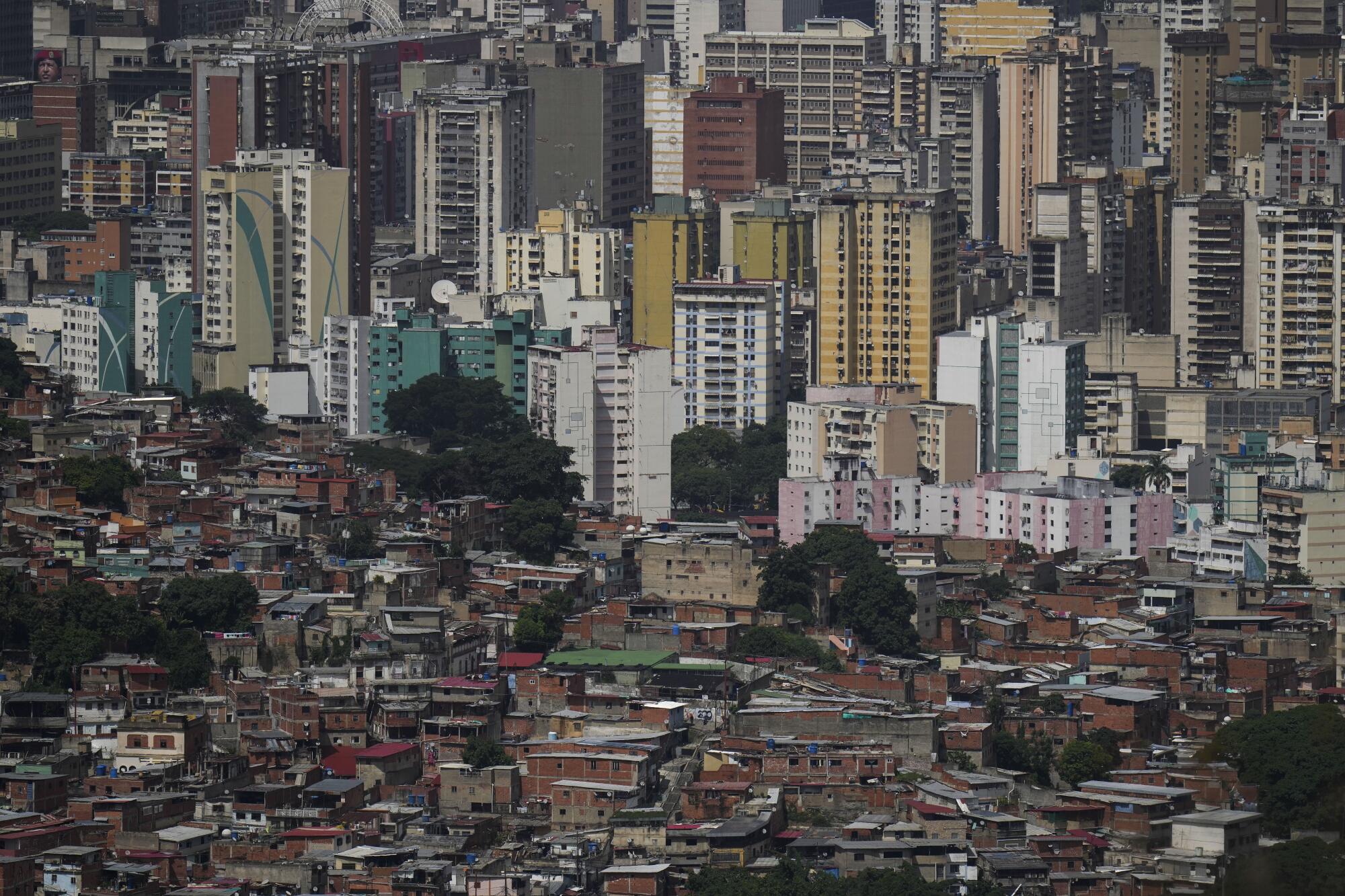 Vista aérea del barrio Guarataro de Caracas, Venezuela, el sábado 27 de julio de 2024. 