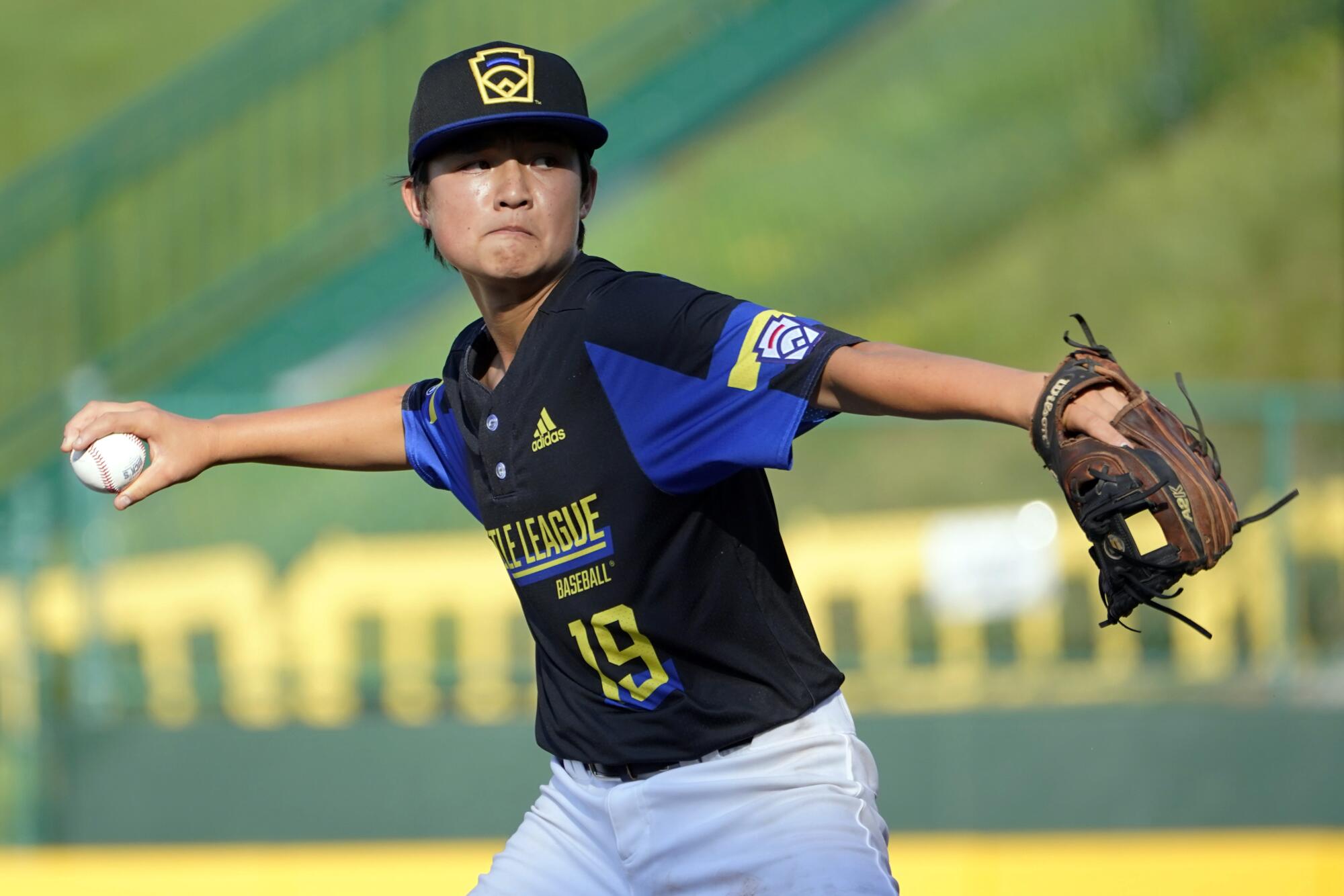 Torrance, Calif.'s Gibson Turner throws to a Sioux Falls, S.D.