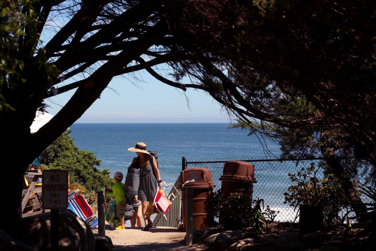 Malibu takes down beach access signs - Los Angeles Times