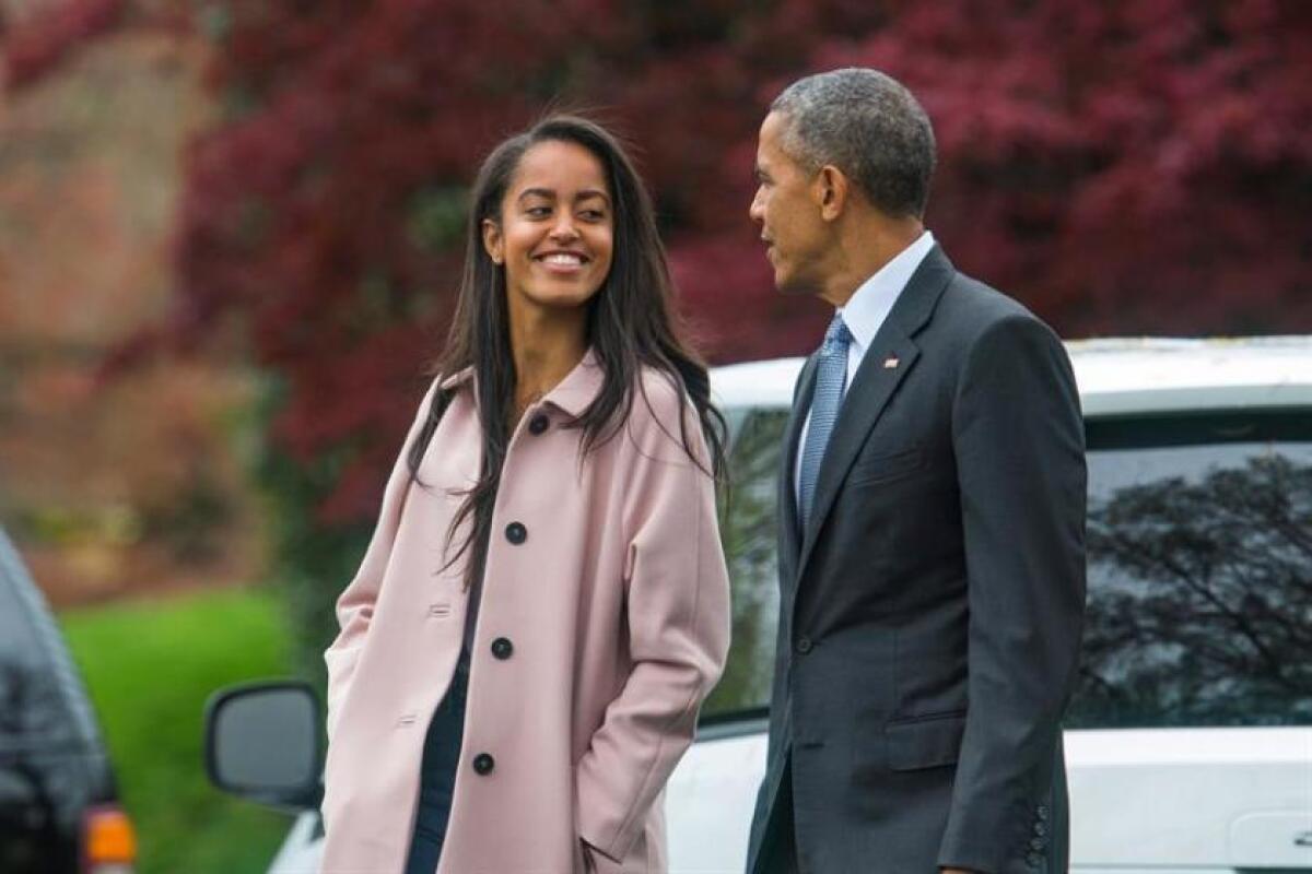 Malia Obama junto a su padre, el ex Presidente Barak Obama.