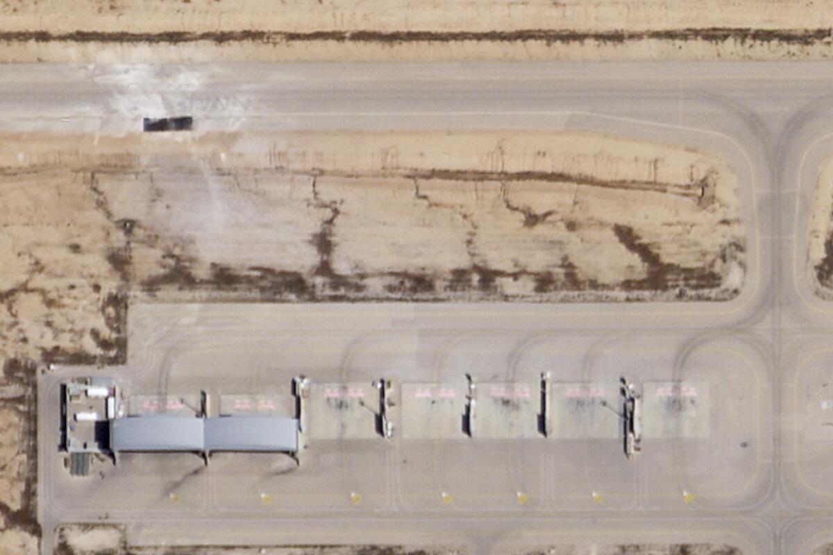 Esta imagen satelital tomada por Planet Labs PBC muestra una pista de aterrizaje reparada
