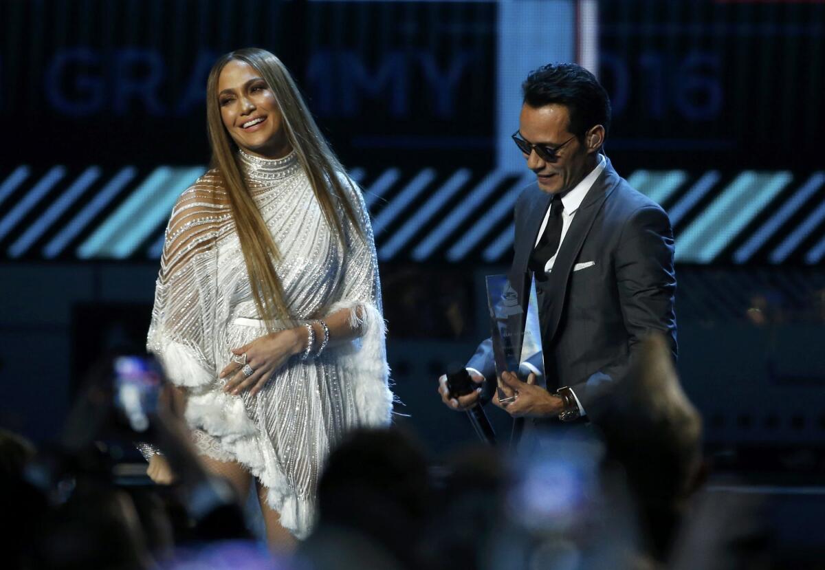 Jennifer Lopez y Marc Anthony inmediatamente después del célebre beso en la boca que se dieron en el escenario del Latin Grammy 2016.