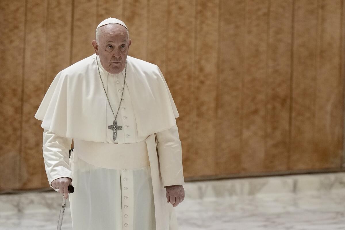 El papa Francisco llega para una vista semanal general en la sala papa Pablo VI en el Vaticano,