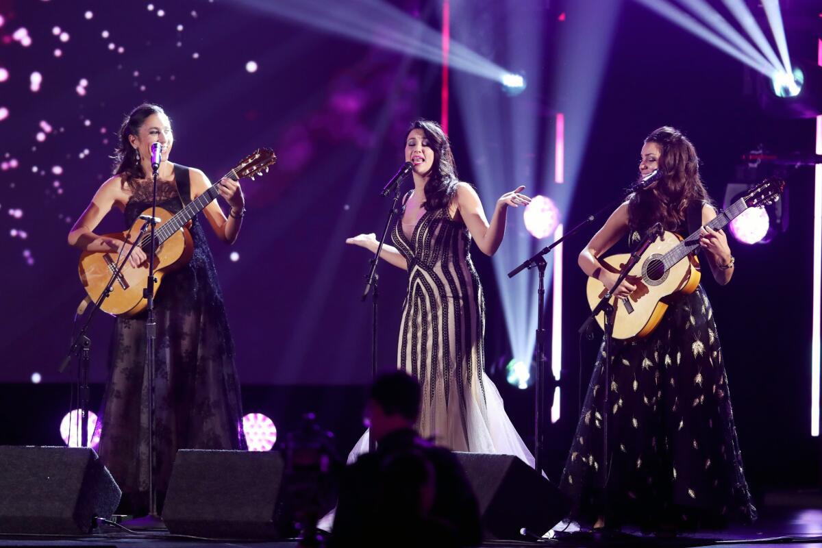La banda femenina Las Migas tuvo la oportunidad de actuar en vivo en la Premiere.