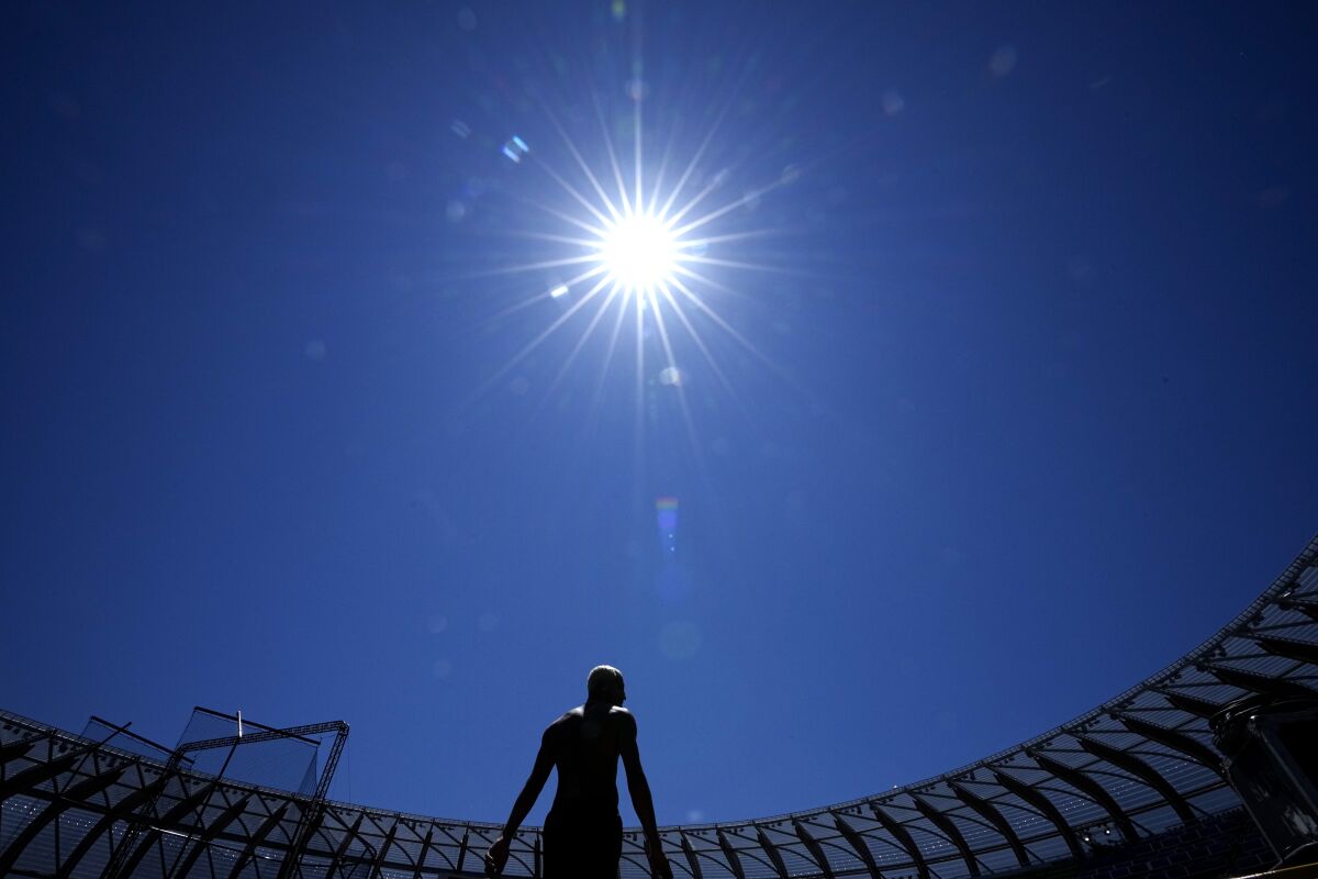 ARCHIVO - El sol brilla durante un entrenamiento previo al Mundial de Atletismo en Eugene, Oregon, 