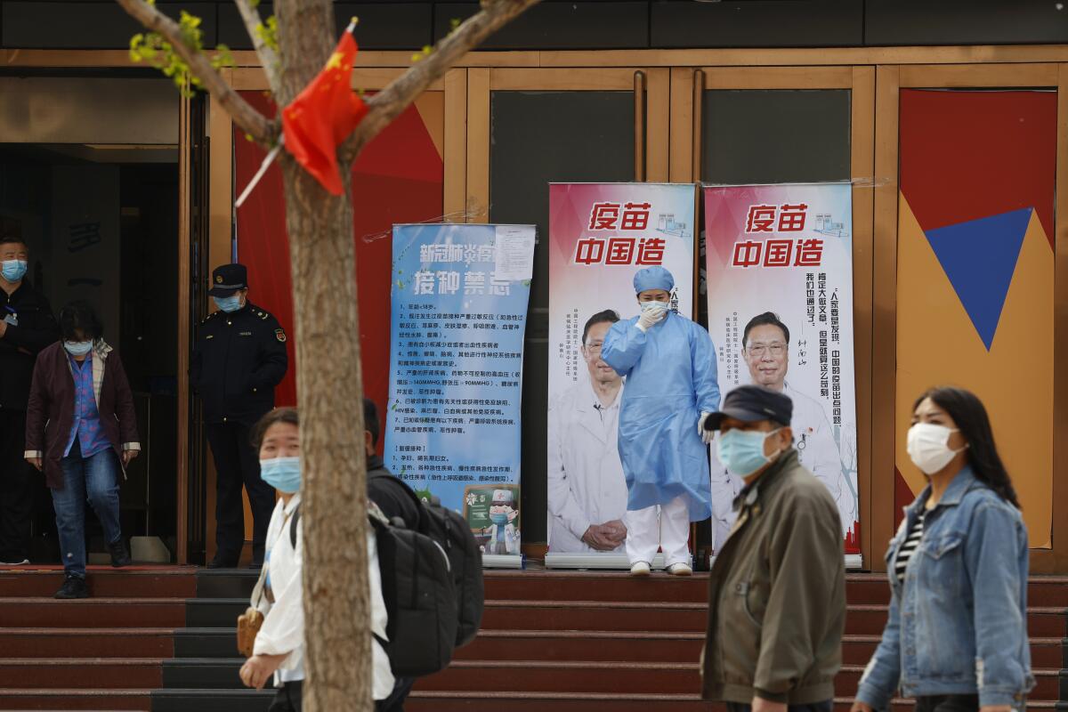 Unas personas afuera de un centro de vacunación contra el coronavirus en Beijing, China, el 9 de abril de 2021.