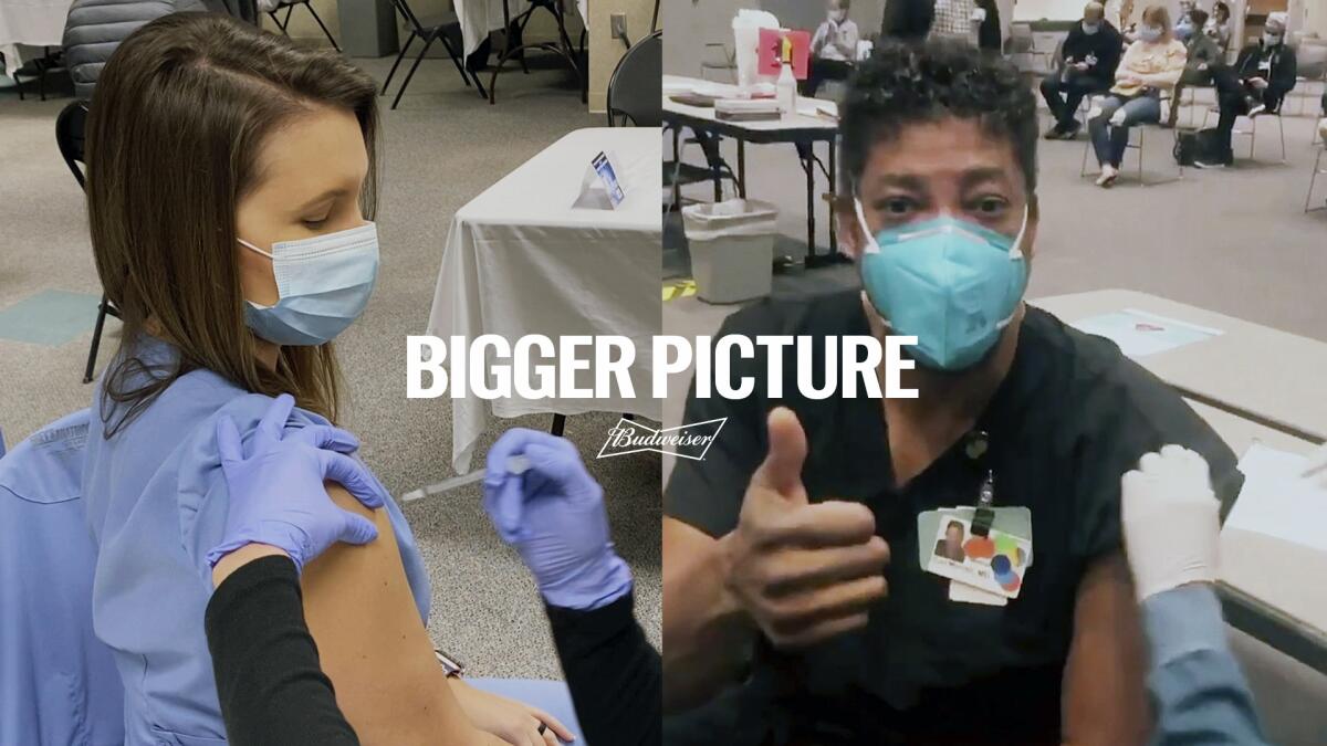 Budweiser muestra a trabajadores de salud reciben una vacuna contra el coronavirus en un anuncio previo al Super Bowl.