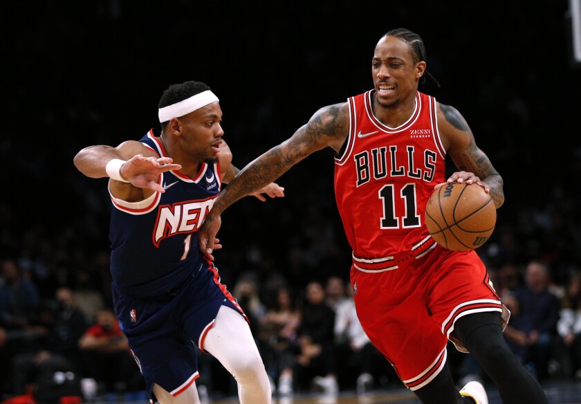 El alero de los Bulls de Chicago DeMar DeRozan durante la primera mitad del partido de la NBA contra los Nets de Brooklyn, el sábado 4 de diciembre de 2021, en Nueva York. (AP Foto/Noah K. Murray)