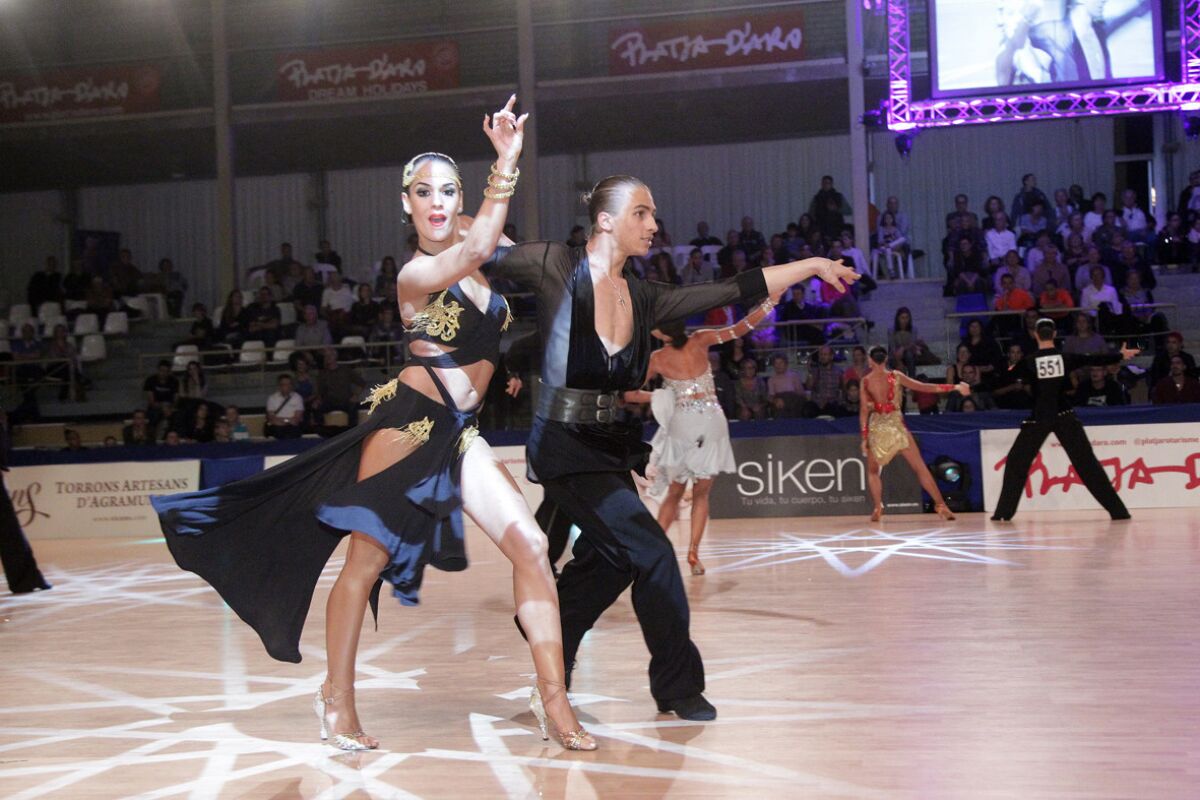 Diversos participantes compiten en la modalidad de ritmos latinos en un evento celebrado en España.