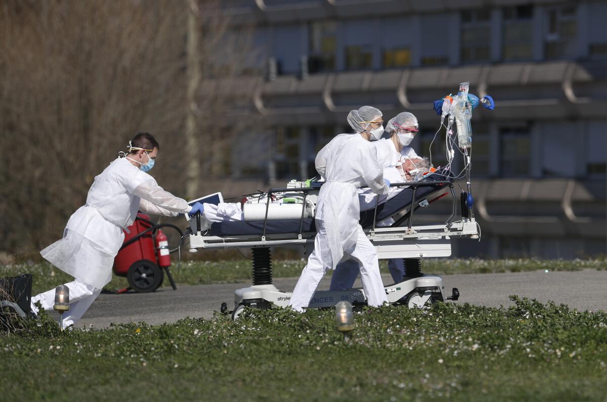 Un paciente de COVID-19 es evacuado del hospital civil Mulhouse, en el este de Francia
