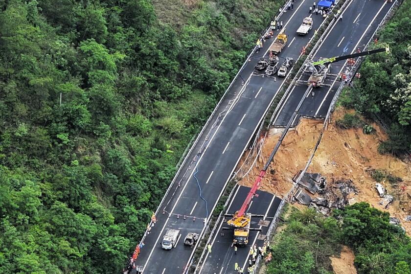 En esta imagen publicada por la agencia de noticias Xinhua, una imagen aérea muestra rescatistas trabajando en un tramo de carretera derrumbado en la autopista Meizhou-Dabu en Meizhou, en la provincia sureña de Guangdong, China, el miércoles 1 de mayo de 2024. Al menos 19 personas después del derrumbe en un tramo de autopista en el sur de China. (Agencia de noticias Xinhua via AP)