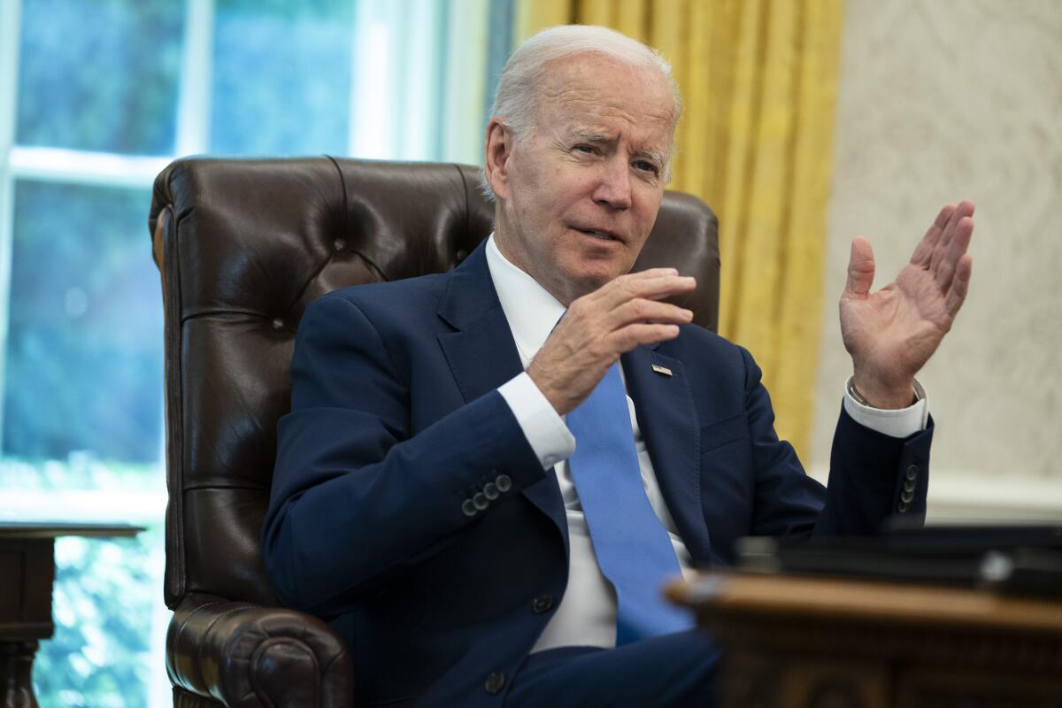 El presidente Joe Biden durante una entrevista con The Associated Press, en la Oficina Oval 