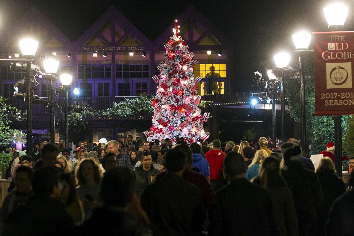 El árbol de navidad frente al teatro The Old Globe durante las noches de diciembre en el parque Balboa en San Diego en diciembre de 2017.