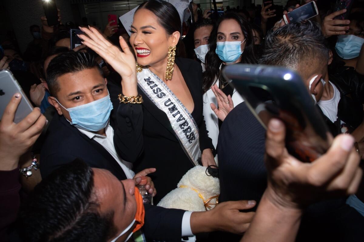 La llegada de la nueva Miss Universo a su país causó revuelo entre sus compatriotas.